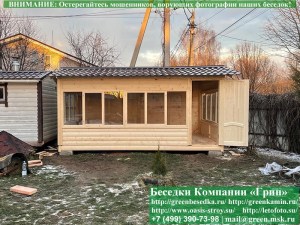 Застекленная беседка из блокхауса. Дверь по 5-ти метровой стороне. По центру. Задняя стенка глухая. Стекла с 3-х сторон