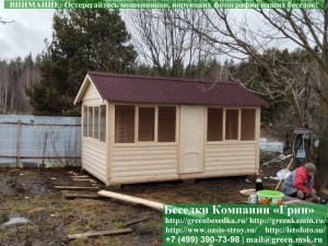 Застекленная беседка из блокхауса. Дверь по 5-ти метровой стороне. По центру. Задняя стенка глухая. Стекла с 3-х сторон