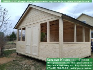 Вы можете дополнительно установить простую деревянную филенчатую дверь в беседку