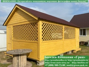 Вы можете дополнительно установить простую деревянную филенчатую дверь в беседку